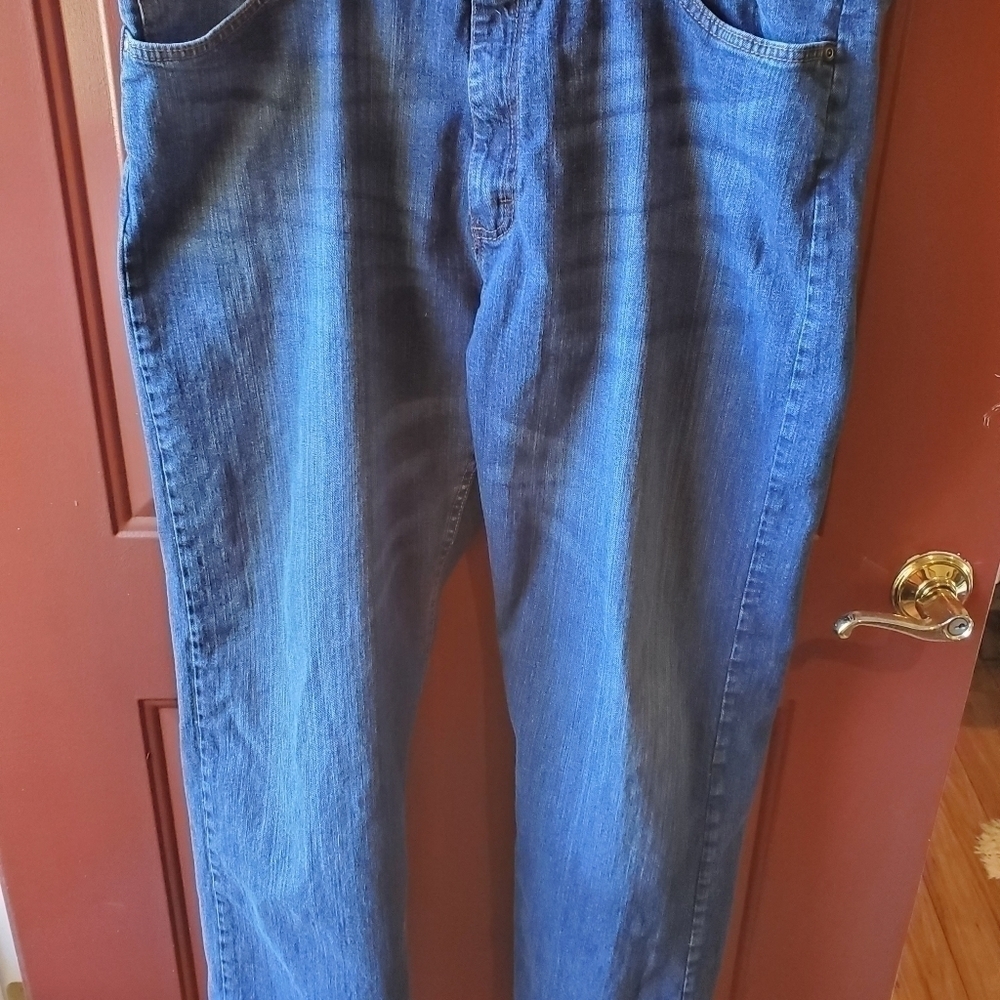 Wrangler relaxed fit slightly distressed jeans sz 38 X 32 - Picture 2 of 8